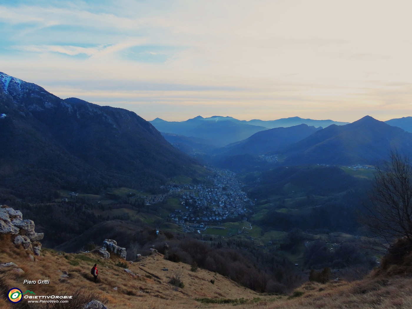 36 Scendiamo con bella vista su Serina e la sua valle.JPG